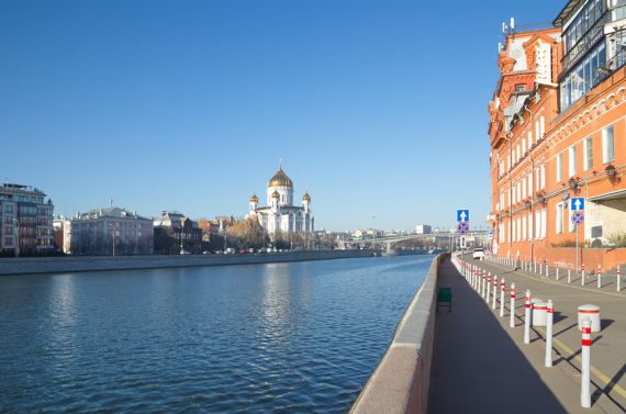 По Москве-реке пустили вплавь 20 гробов с репутацией несговорчивых банков